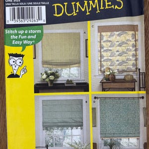 Peut inclure: Un patron de couture Simplicity pour les traitements de fenêtre, présentant quatre modèles de stores différents. Le patron est intitulé "Sewing Patterns for Dummies" et porte le numéro 4357. La couverture est jaune avec des images des produits finis.