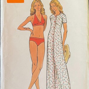 Puede incluir: Patrón de costura Butterick vintage con ilustraciones de un traje de baño de dos piezas y un vestido largo. El patrón incluye el texto "Butterick" y "The Fashion One", con la talla 12 y el precio $1.25.