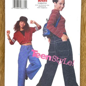 Puede incluir: Un patrón de costura Butterick con dos modelos que lucen vaqueros de pernera ancha y tops cortos. El patrón está desarrollado con los editores de la revista Teen. El texto "Teen Style!" aparece en rosa. El número de patrón es 5762.