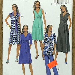 Op de afbeelding: Een Butterick naaipatroon, B5860, met illustraties van wikkeljurken en een broekpak. De jurken zijn in verschillende kleuren en patronen, waaronder blauw, groen en zwart. Het patroon bevat maten 8-16. Het prijskaartje toont €5,00.