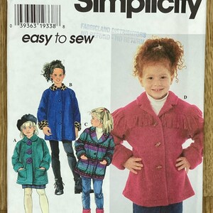 Könnte beinhalten: Simplicity Schnittmuster 7308 für Kinderjacken. Das Bild zeigt Illustrationen verschiedener Jackenmodelle, darunter eine blaue Jacke mit Leopardenmuster, eine grüne Jacke und eine rosa Jacke mit Fransen. Der Text "easy to sew" ist ebenfalls zu sehen.