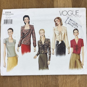 Op de afbeelding: Een Vogue basic design naaipatroon, met illustraties van vijf verschillende blouse- en topstijlen. Het patroon bevat het nummer 2504 en de maten 12-14-16. De cover heeft de tekst "NO RETURNS NO REFUNDS FINAL SALE".