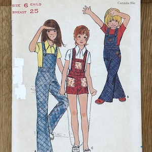 Puede incluir: Patrón de costura Butterick vintage para monos y pantalones cortos infantiles. El patrón presenta ilustraciones de niños que usan las prendas. El patrón incluye tallas 4, 6, 8, 10 y 12, con un contorno de pecho de 63,5 cm para la talla 6.