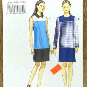 Op de afbeelding: Een naaipatroon voor Very Easy Vogue jurken, model V9048. Het patroon bevat twee jurk ontwerpen: een met een witte kraag en blauwe panelen, en een andere met een gestreepte top en effen blauwe rok. De patroonmaat is F5 (16-18-20-22-24).