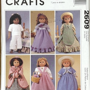 Puede incluir: Patrón de costura McCall's Crafts con seis muñecas con diferentes atuendos. Las muñecas visten un atuendo blanco, un vestido morado, un vestido con delantal, un abrigo rosa, un vestido de cuadros y un vestido azul con capa. El patrón incluye el texto "Götz Time to dream".