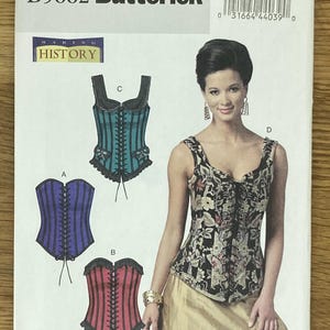 Könnte beinhalten: Ein Butterick-Schnittmuster B5662 mit Korsett-Designs. Das Muster zeigt Illustrationen von Korsetts in verschiedenen Farben und Stilen, mit einer Frau, die ein Blumenkorsett trägt. Der Text "MAKING HISTORY" ist sichtbar.