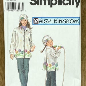 Può includere: Modello di cucito Simplicity con un design floreale. Il modello include il testo "DAISY KINGDOM" e informazioni sulle taglie. L'immagine mostra illustrazioni di una donna e di un bambino che indossano l'outfit progettato.