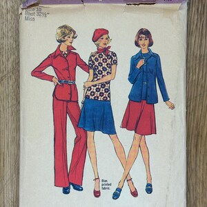 Peut inclure: Pochette de patron de couture Simplicity vintage, avec des illustrations de trois femmes en tenues des années 1970. L'enveloppe indique la taille 10, tour de poitrine 82,5 cm, et des instructions pour les mailles extensibles.