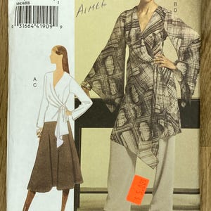 以下が含まれることがあります： The Vogue Woman の Vogue パターン V8434。 パターンにはラップトップとワイドレッグパンツが含まれています。 表紙には、幾何学模様のラップトップとワイドレッグパンツを着た女性が描かれています。 パターンのサイズは BB (8-10-12-14) です。