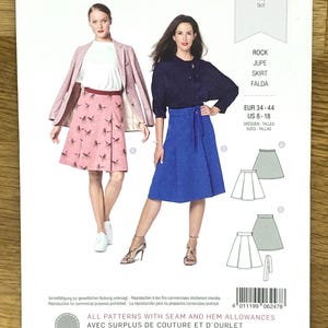 以下が含まれることがあります： Burda Styleのソーイングパターン。ピンクの花柄スカートと青いスカートの2つのデザイン。パターンにはEUR 34-44とUS 8-18のサイズが含まれています。パターンに書かれたテキストは「ROCK、JUPE、SKIRT、FALDA」です。