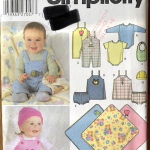 Peut inclure: Patron de couture Simplicity pour vêtements de bébé. Le patron comprend des salopettes, des chemises, des bavoirs et un chapeau. L'image montre un bébé portant une salopette et une robe rose. Taille A, XXS-L.