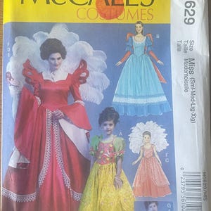 Puede incluir: Un patrón de costura para un disfraz de princesa. El patrón incluye cuatro vestidos diferentes, uno para una mujer y tres para niñas. Los vestidos son todos de diferentes colores y estilos. El patrón es de McCall's Costumes y es talla Miss (Sml-Med-Lrg-Xlg).