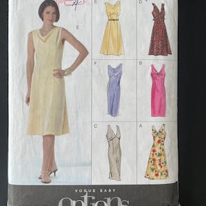 以下が含まれることがあります： Vogue Easy Optionsの縫製パターン、V8068。さまざまなドレスのデザインのイラストが特徴です。パターンには、明るい黄色のドレスを着た女性が含まれています。パターンの表紙は少し傷んでいます。