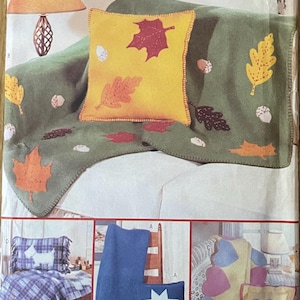 Peut inclure: Un patron de couture pour réaliser des coussins décoratifs avec différents motifs, dont des feuilles, des étoiles et des cœurs. Le patron est de Butterick et est de taille unique. Le patron comprend des instructions pour réaliser les coussins et les motifs.