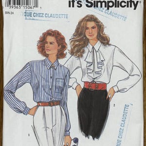 Könnte beinhalten: Ein Vintage-Schnittmuster mit dem Titel "It's SO EASY it's Simplicity". Das Muster zeigt Illustrationen von zwei Blusen und einem gestreiften Hemd. Die Mustergröße ist 8-18, mit EUR-Größen 36-46.