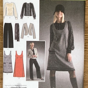 Könnte beinhalten: Simplicity Schnittmuster Nummer 4097, easy chic, für die Größen 6, 8, 10, 12 und 14. Das Schnittmuster enthält Anleitungen zum Nähen eines Kleides, einer Jacke, einer Bluse und einer Hose. Das Kleid ist ein ärmelloses, A-förmiges Kleid mit einem runden Ausschnitt und einem Rüschenbesatz. Die Jacke ist eine kurze, taillierte Jacke mit einem Kragen und langen Ärmeln. Die Bluse ist eine langärmelige Bluse mit einem runden Ausschnitt und einer Knopfleiste vorne. Die Hose ist eine gerade Hose mit einem Bund und einem Reißverschluss.