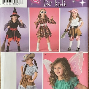 Op de afbeelding: Simplicity kostuum patroon voor kinderen, met een heks, een bloemenjurk, een piraat, een cowgirl en een fee. Het patroon bevat maten 3, 4, 5, 6, 7 en 8. De cover heeft de tekst "Costumes for kids".