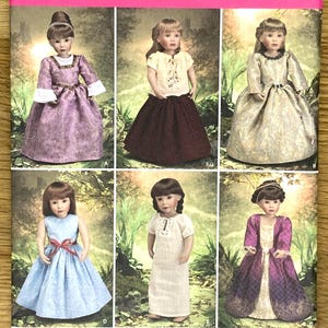 Puede incluir: Patrón Simplicity 2768 para ropa de muñeca de 45,5 cm. El patrón presenta seis diseños diferentes de vestidos de muñeca, incluyendo un vestido azul claro con un lazo rojo y un vestido morado con ribete dorado. El patrón incluye el texto "UNA TALLA SOLA".