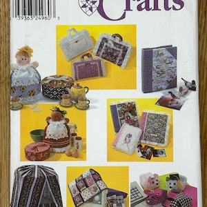 Può includere: Busta di modelli Simplicity Crafts con vari progetti artigianali. I progetti includono mini borse, una bambola, un set da tè, una tenda e piccoli libri. La busta ha il numero 9685 e le parole "ONE SIZE".
