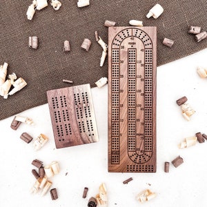 CONJUNTO DE PRESENTE DE TABULE DE CRIBBAGE PERSONALIZADO! Tabuleiro de CRIBBAGE com 3 pistas em nogueira preta e tabuleiro de CRIBBAGE de viagem em nogueira preta para 2 jogadores - Inclui cartas e pinos!