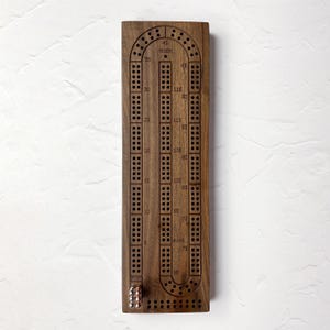 Tabuleiro de Cribbage com 2 pistas e armazenamento de pinos, madeira maciça de nogueira preta, inclui 6 pinos de metal e baralho de cartas com personalização opcional