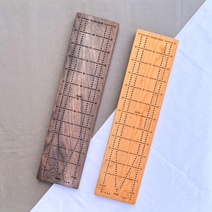 Tablero de cribbage para torneos de nogal negro macizo o cerezo, para 2 jugadores, incluye clavijas de metal, baraja de cartas y personalización opcional
