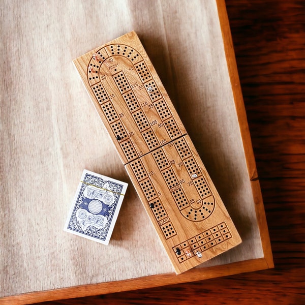 Planche de cribbage pliante personnalisée en cerisier à 3 pistes avec housse de rangement pour chevilles mise à jour ! Comprend un sac de voyage en toile de jute, 9 chevilles en métal et un jeu de cartes