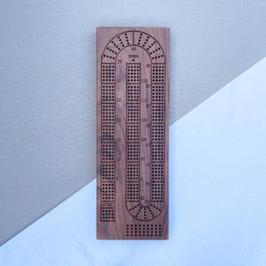 Tabellone da cribbage personalizzato in noce nero a 4 piste fatto a mano con spazio sicuro per i pioli magnetici e personalizzazione opzionale