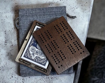 Planche à cribbage de voyage en bois de noyer noir pour 2 joueurs avec sac de voyage, comprend des chevilles en métal et un jeu de cartes, personnalisation possible