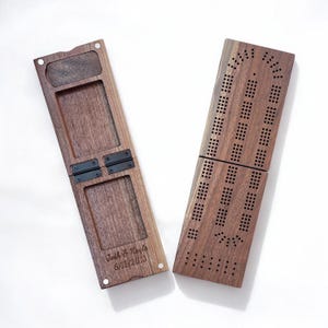 Tablero de cribbage minimalista plegable de nogal para 3 jugadores con almacenamiento, hecho a mano y personalizado