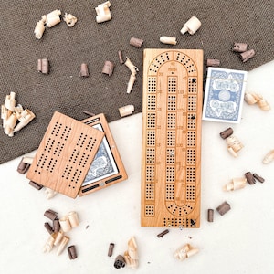 CONJUNTO DE PRESENTE DE TABULE DE CRIBBAGE PERSONALIZADO! Tabuleiro de CRIBBAGE com 3 pistas em cerejeira e tabuleiro de CRIBBAGE de viagem em cerejeira para 2 jogadores - Inclui cartas e pinos!