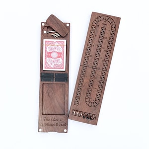 Tablero de cribbage plegable personalizado: juego de nogal macizo para 2 jugadores con espacio para guardar fichas. Regalo personalizado para él o ella.