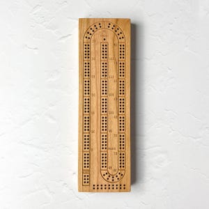 Tabuleiro de Cribbage de 2 pistas em madeira de cerejeira com armazenamento de pinos, inclui 6 pinos de metal e um baralho de cartas - PERSONALIZAÇÃO DISPONÍVEL