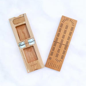 Aangepast eenvoudig ontwerp kersenhouten opvouwbaar cribbagebord bijgewerkt met opberghoes voor knijpers! Inclusief reistas, 9 metalen pennen en kaartspel