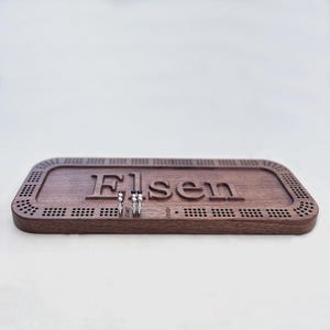 Tablero de cribbage con nombre personalizado, madera maciza de nogal negro, letras talladas, incluye 9 clavijas de metal y baraja de cartas