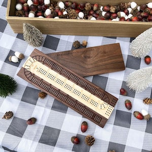 Cribbage Board Einzigartig, Schwarze Walnuss mit Ahorn Highlight Beinhaltet 9 Metallstifte, Kartenspiel und Optionale Personalisierung