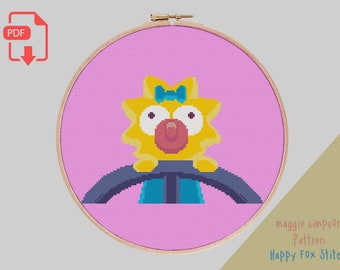 Peut inclure: Un modèle de point de croix représentant Maggie Simpson des Simpsons au volant d'une voiture. Le motif est sur un fond rose et comprend le texte "Maggie Simpson Pattern Happy Fox Stitch".