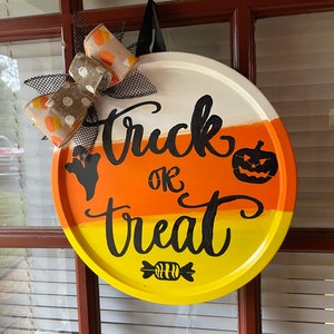 Halloween Door Hanger: Round Trick or Treat Wreath