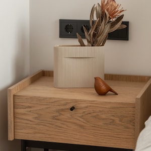 Escultura de pájaro de roble hecha a mano: decoración de mesa de madera