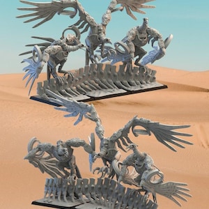 Könnte beinhalten: Zwei graue, detaillierte Fantasy-Figuren von geflügelten Kreaturen und Kriegern, vor einer Wüstenkulisse. Die Figuren sind aufwendig mit mechanischen und organischen Elementen gestaltet und auf einer knochenartigen Basis montiert.