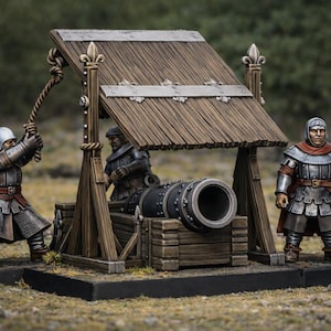 Puede incluir: Miniatura de un cañón medieval con tres figuras. El cañón es negro y plateado, colocado sobre una base de madera. Las figuras están vestidas con armadura, una tirando de una cuerda, otra operando el cañón y la tercera sosteniendo un arma de asta.