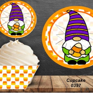 Puede incluir: Un cupcake con glaseado blanco, un envoltorio con temática de maíz dulce y dos adornos con temática de gnomos. Los gnomos llevan sombreros morados y amarillos y sostienen maíz dulce. El texto "Cupcake 0397" es visible.