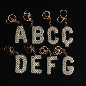 Llavero personalizado con cuentas de perla blanca, llavero con letras personalizadas, llavero para mujer, llavero de dama de honor, regalos