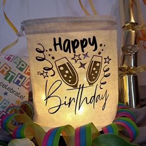 Windlicht/ Lichtbeutel zum Geburtstag mit Aufdruck Happy Birthday. Tolle Geschenkverpackung und Leuchtdeko in einem.