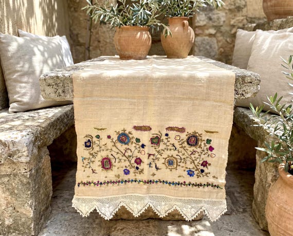 アンティークのギリシャ製セブレタオル：金色の金属刺繍、手編みレース