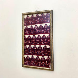 Fragment des griechischen Volkskleidsaums - Antiker gestickter Wandbehang (Festland Griechenland, Erbstücktextil)