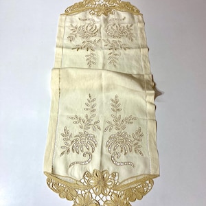 White Richelieu Table Runner – Handmade Lacy Cutwork Linen for Elegant Dining