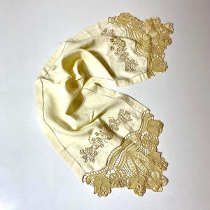 White Richelieu Table Runner – Handmade Lacy Cutwork Linen for Elegant Dining