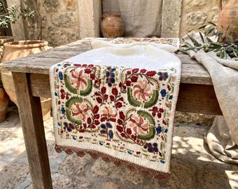 金刺繍のツェヴレス、ギリシャの長い刺繍のテーブルランナー、伝統工芸