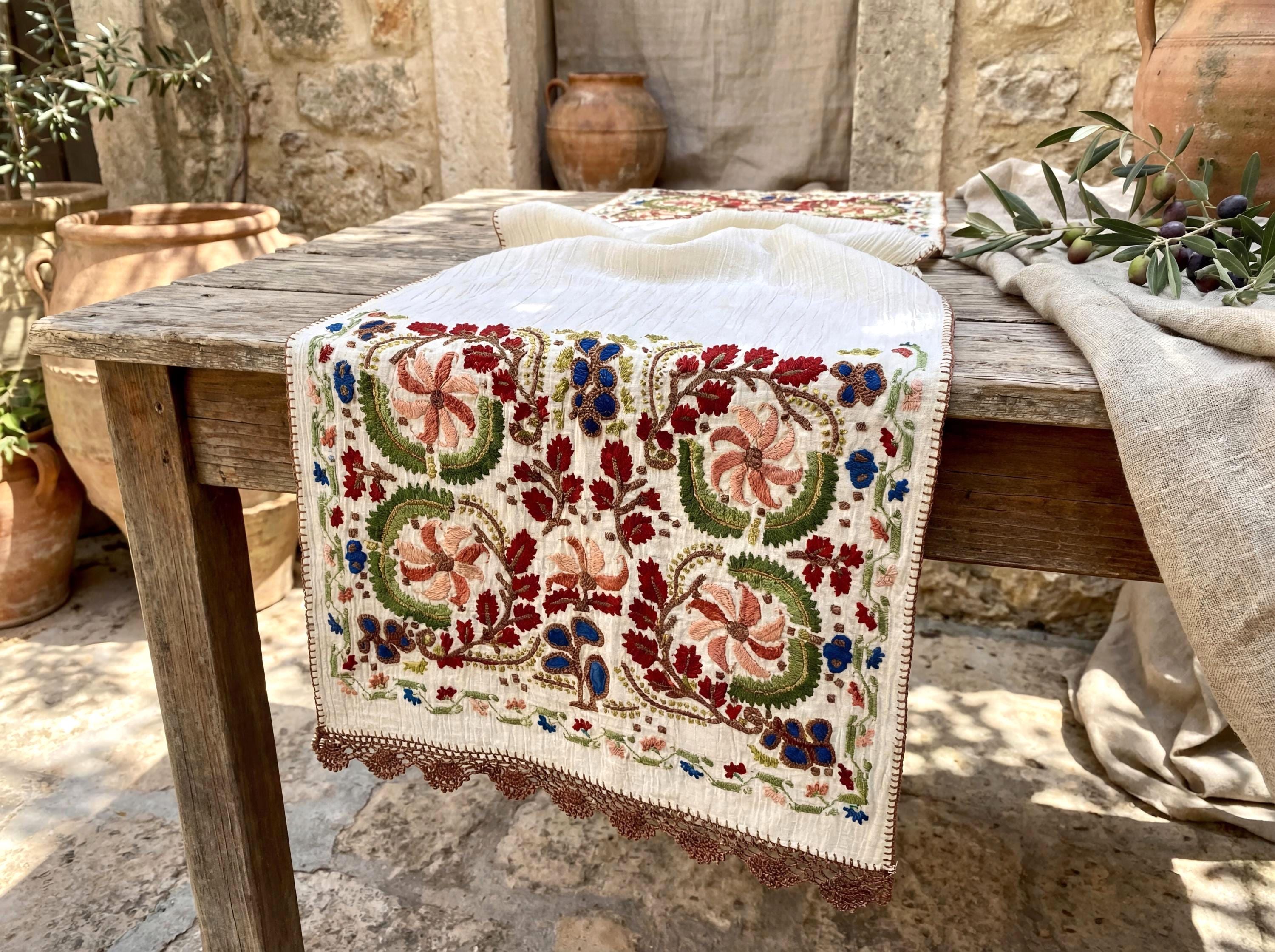 table runner 「金彩南蛮船」　帯リメイク　正絹　タッセル付 Gold Floral Byzantine Embroidery, Handmade Folk Table Runner